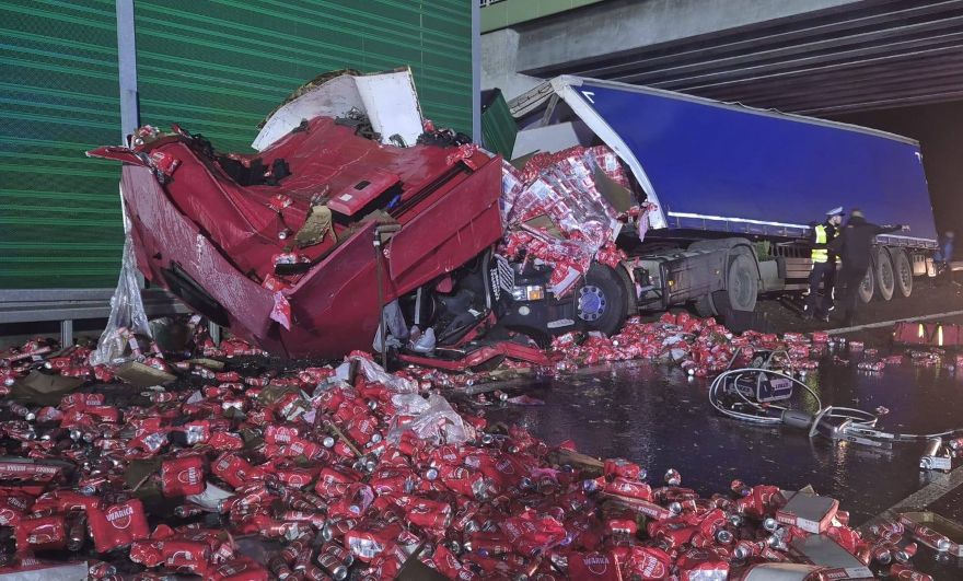 Wypadek na S7. Ciężarówka przewożąca piwo uderzyła w bariery